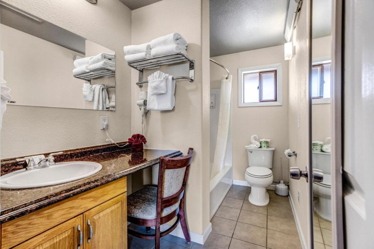 King Suite with Balcony 5